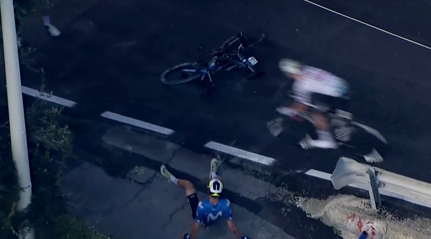 Sergio Samitier esperando las asistencias tras la caída. Foto: Movistar Team