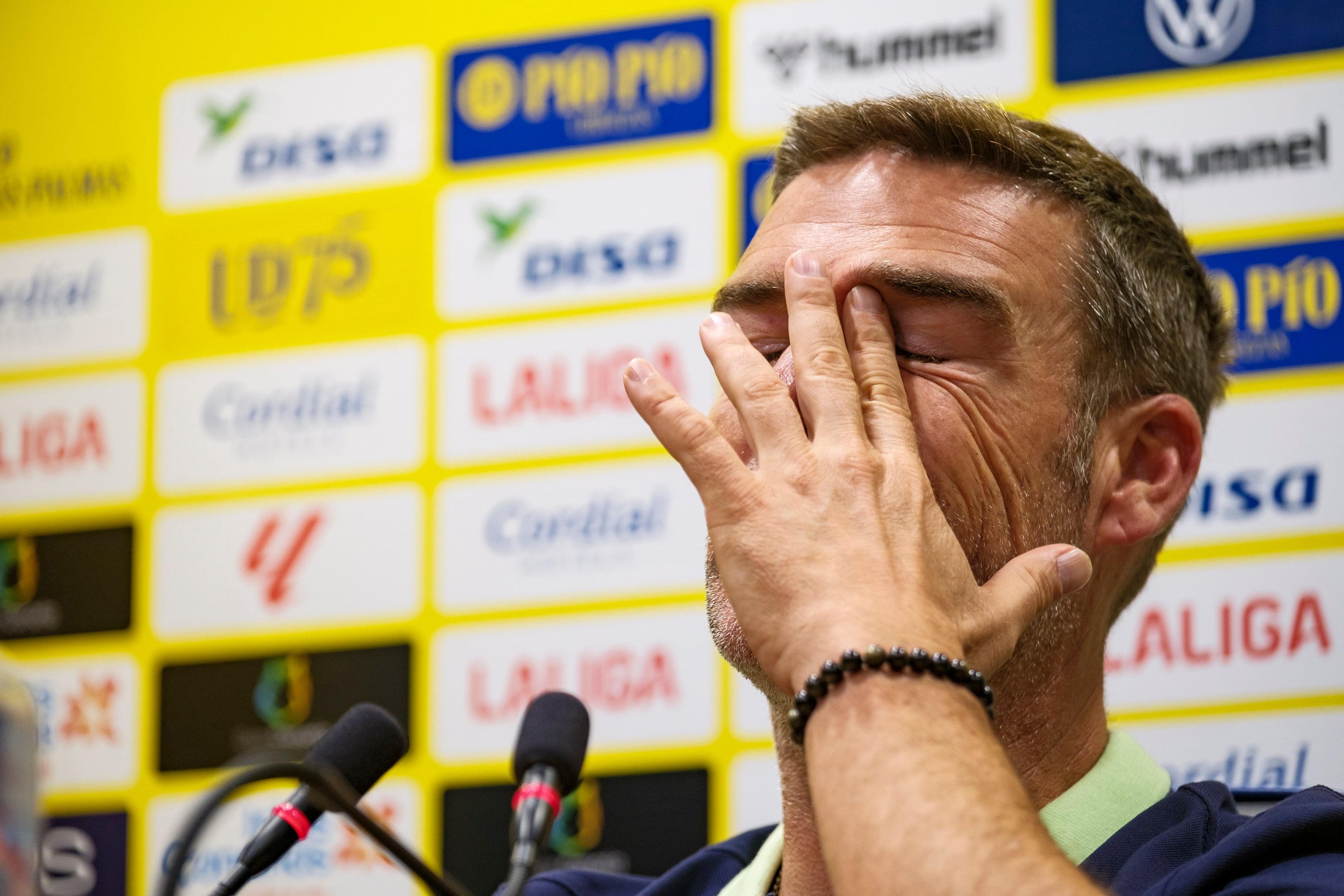 LAS PALMAS DE GRAN CANARIA, 04/10/2024.- El entrenador de la UD Las Palmas, Luis Carrión, compareció este viernes en rueda de prensa antes del partido de este sábado en el estadio de Gran Canaria ante el Real Club Celta de Vigo, correspondiente a la novena jornada de LaLiga EA Sports. EFE/Ángel Medina G.
