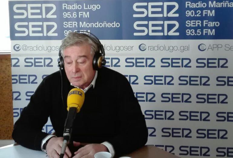 El lucense Xosé Manuel Barreiro en los estudios de Radio Lugo