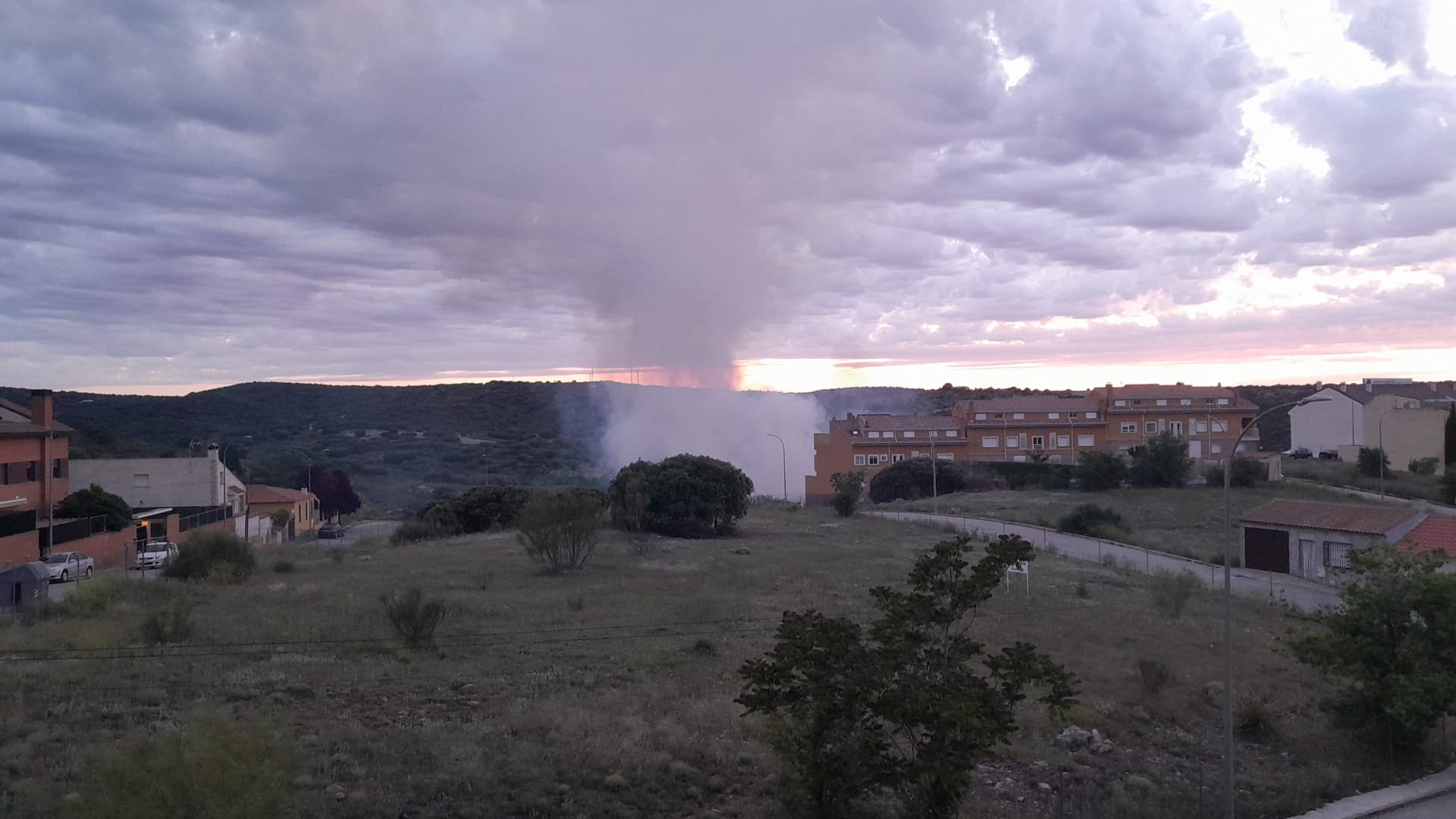 Columna de humo en uno de los focos del incendio