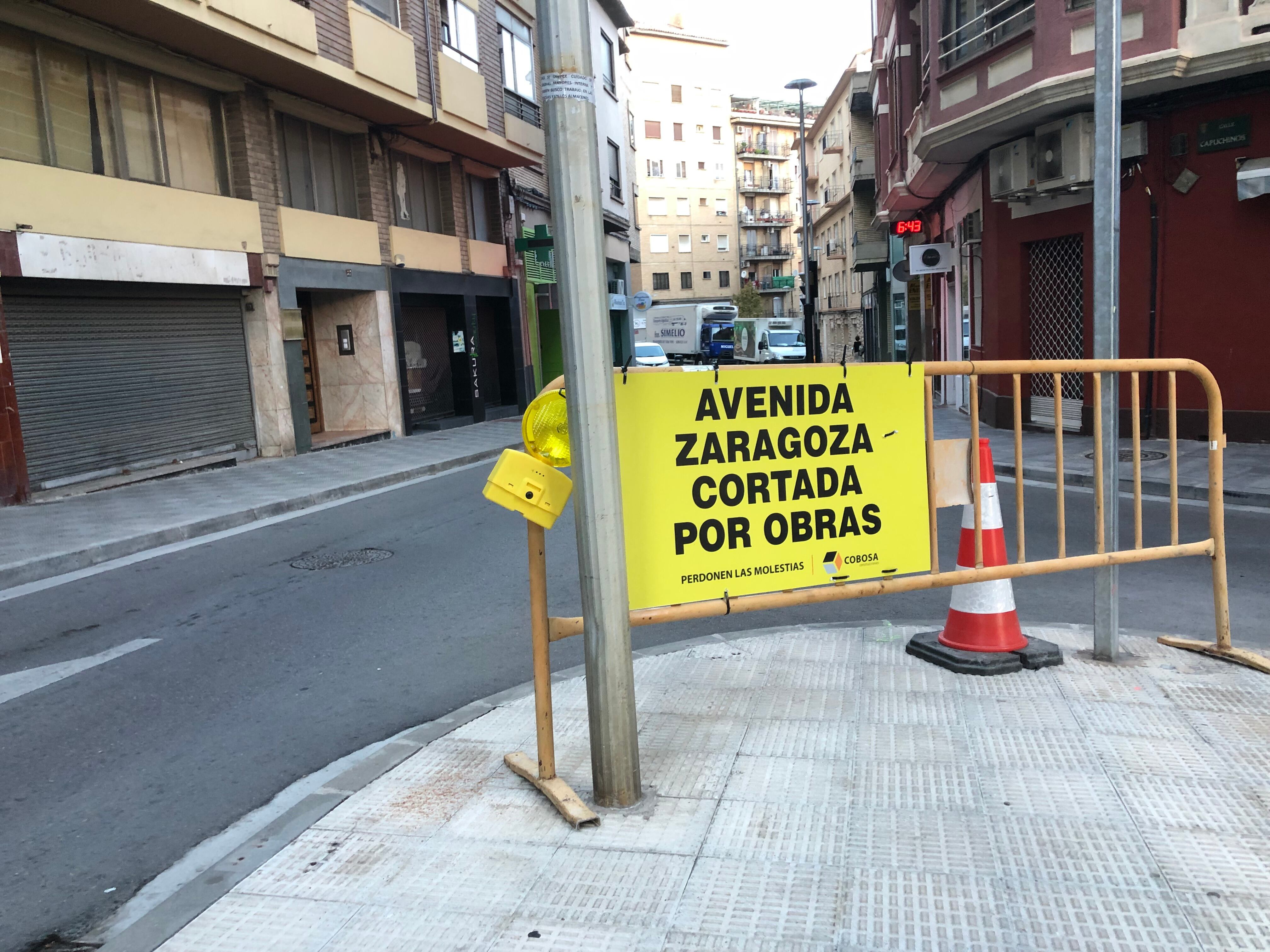 Cartel que anuncia del corte al tráfico de la Avenida Zaragoza de Tudela