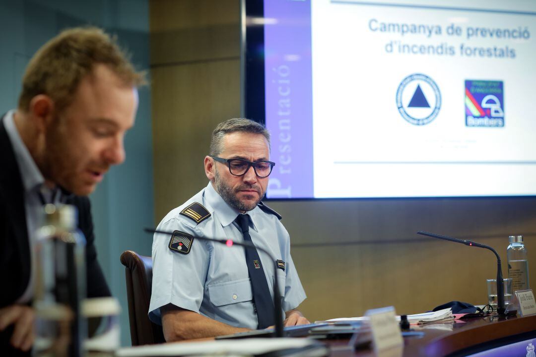 Cristian Pons, director de Protecció Civil, amb Jordi Farré, director adjunt de Bombers, durant la presentació de la campanya de prevenció d'incendis