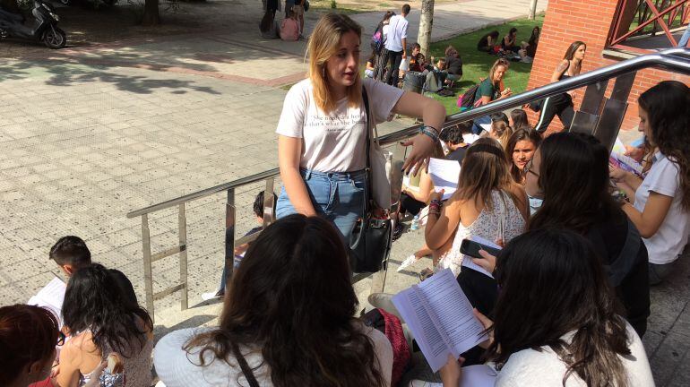 Imagen de los alumnos repasando antes del examen de Historia de España