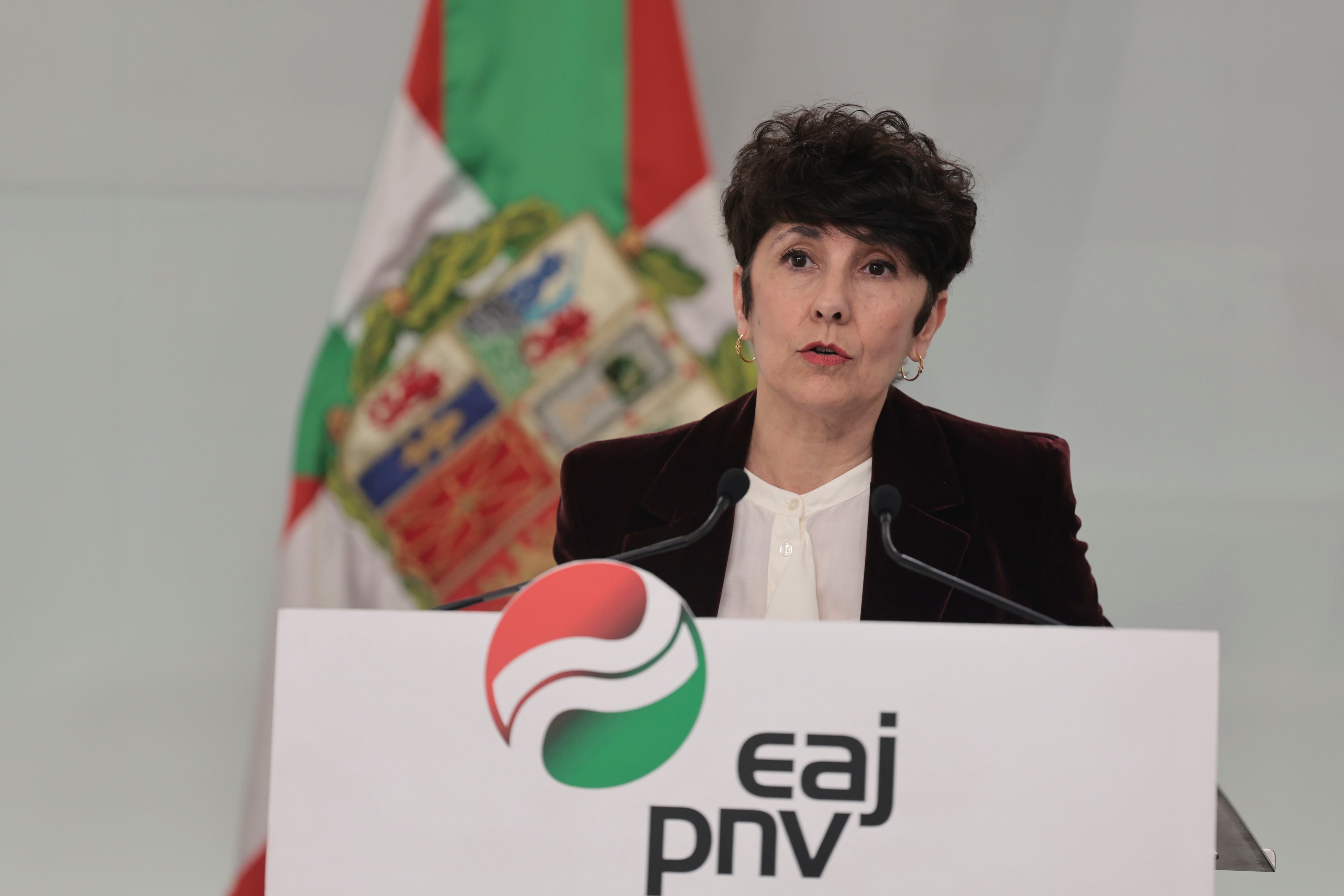 La portavoz del PNV en el Congreso, Maribel Vaquero, este lunes en rueda de prensa donde expone las medidas presentadas al Gobierno español por la crisis en Oriente y sus consecuencias socioeconómicas