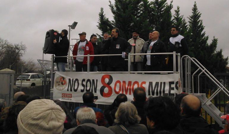 Algunos de los sindicalistas procesados, frente a la fábrica de Airbus en Getafe