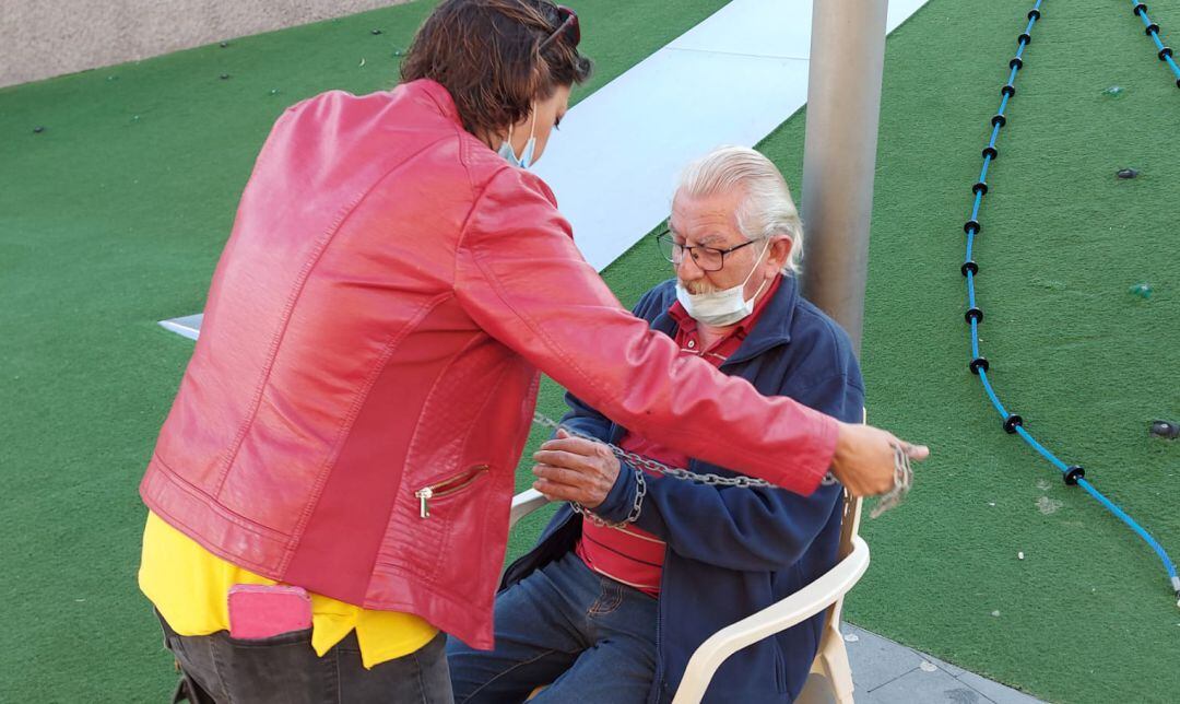 Un hombre de 73 años se encadena en Tenerife para exigir su pensión no contributiva