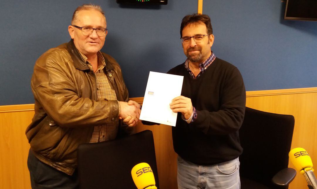 Miguel Meroño entrega sus premios al ganador José Antonio López.