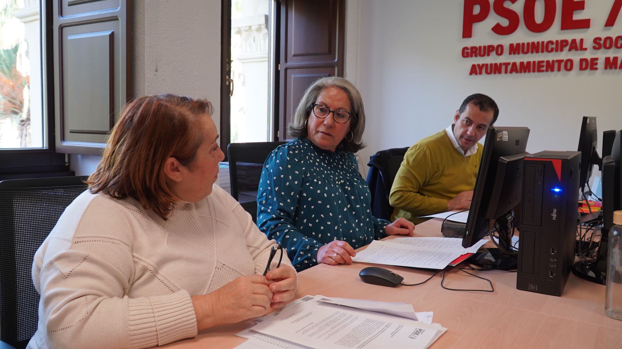 La concejala socialista, Mari Carmen Sánchez (en el centro) flanqueada por los ediles Mari Carmen Martín y Rubén Viruel en el Grupo Municipal del PSOE en la Casona del Parque