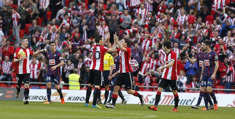 El jugador del Athletic de Bilbao Aduriz (20) celebra con sus compañeros el gol del empate frente al S.D Eibar, en el partido disputado hoy en San Mamés correspondiente a la 21ª jornada de la Liga BBVA