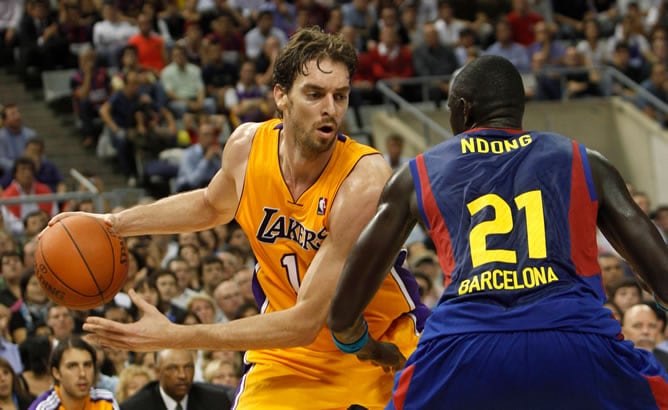 Pau Gasol encara a Ndong durante el amistoso entre los Lakers y el Regal F.C. Barcelona