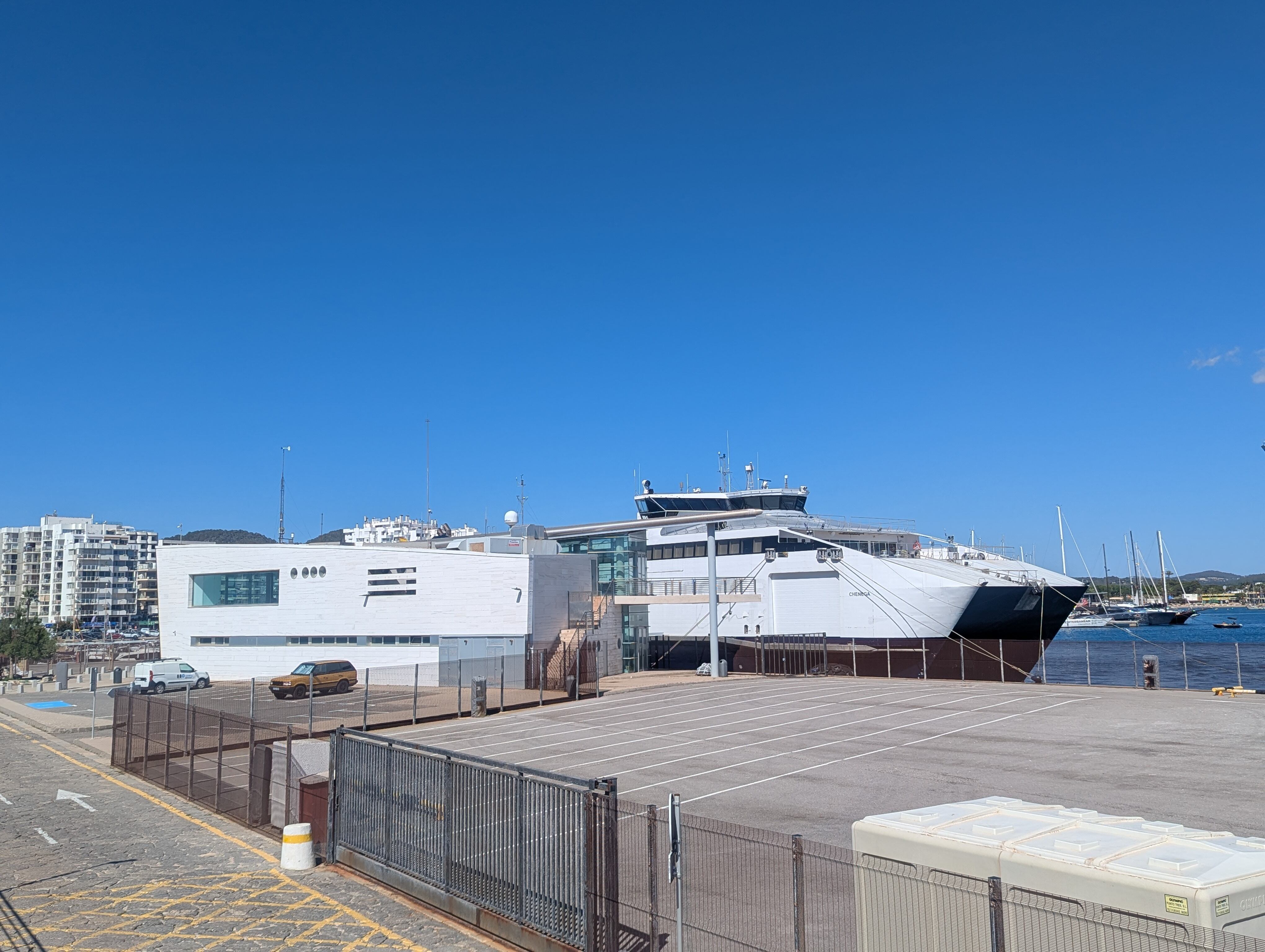 Imagen del ferry amarrado al puerto
