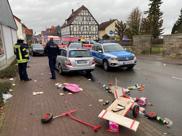 Un carro roto, entre los restos que han quedado tirados en el suelo.