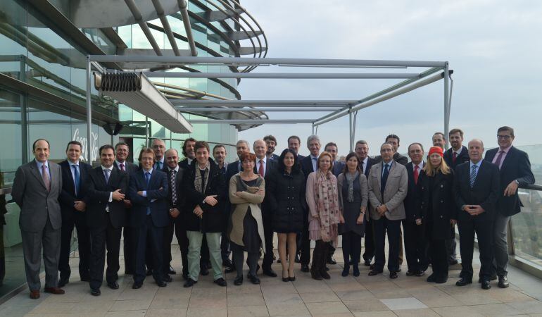 Los directores de los medios junto a los directivos de El Corte Inglés en la Terraza del centro de Avenida de Francia.