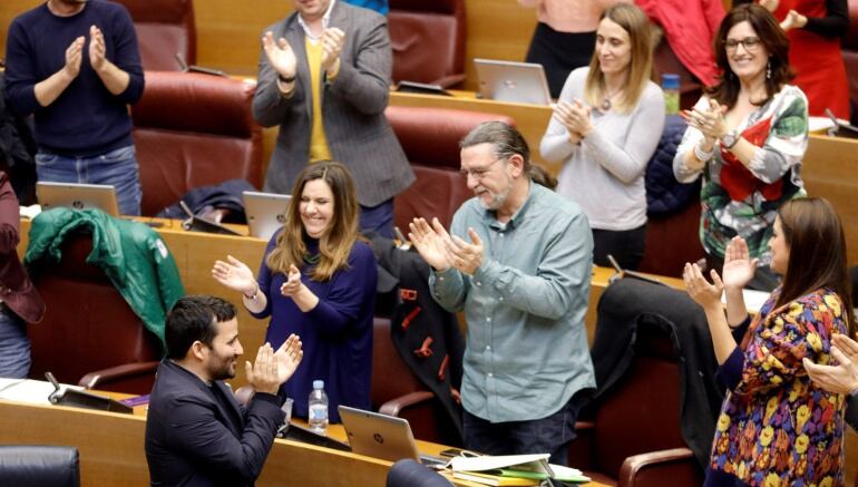 El conseller de Educación, Vicent Marzá (i), aplaude junto a sus compañeros tras la votación en el pleno de Les Corts Valencianes de la Ley sobre Plurilingüismo 