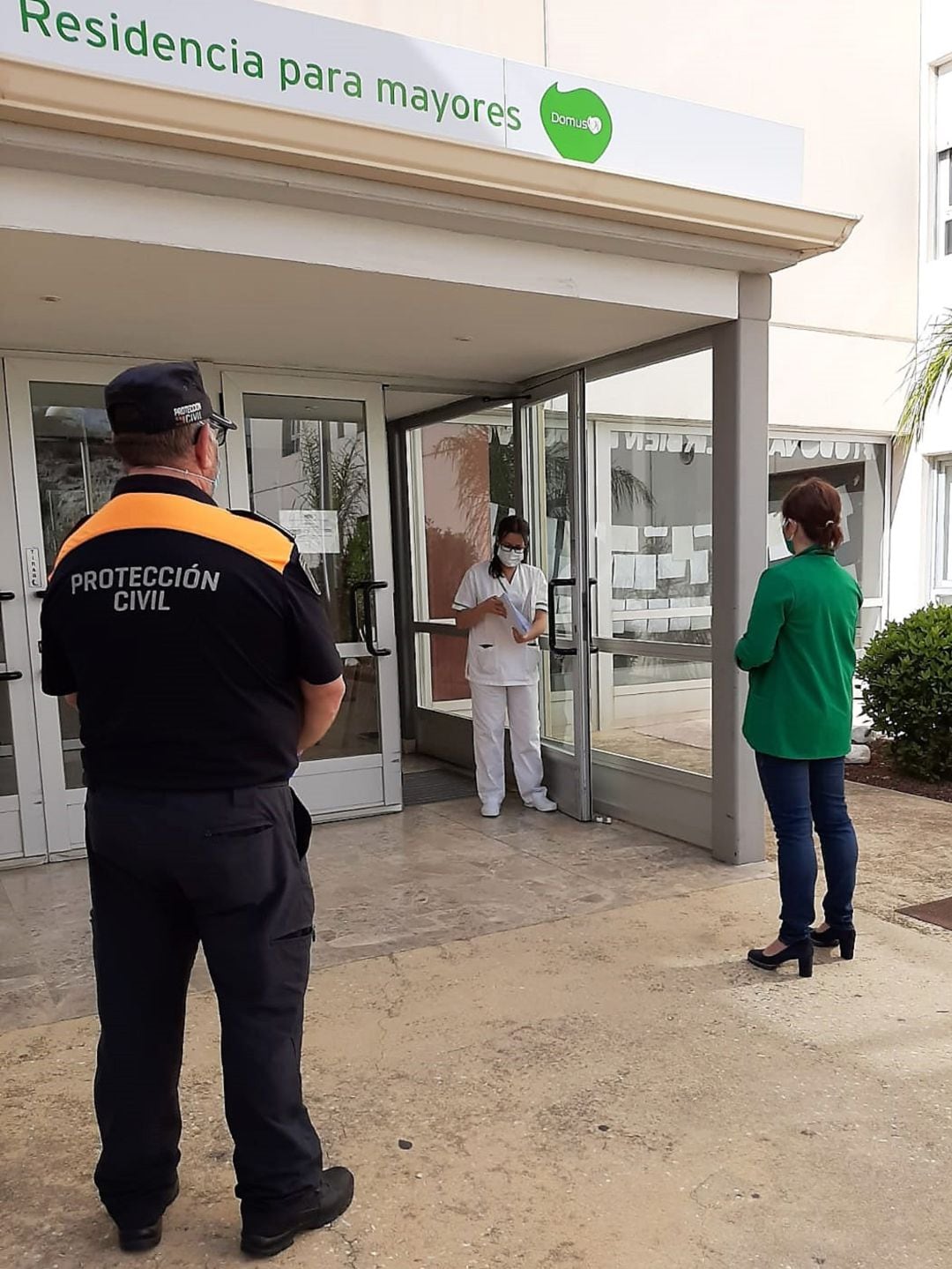 Rosa Vidal, concejala de Cultura de Elda, entregó los cuentos con el responsable de Protección Civil, Alfonso Soriano