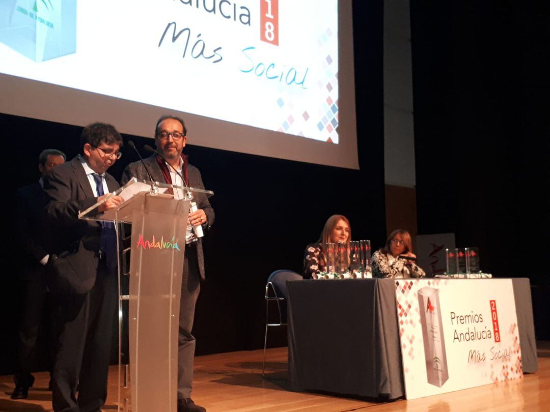 Eduardo Blanco, mimebro de Asprodisis, y Jacinto Castillo, gerente del colectivo, recogen el premio en Málaga