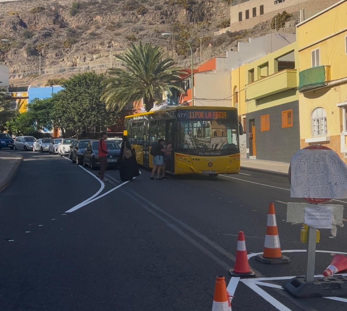 Los aparcamientos y las paradas de guaguas, principales problemas tras la modificación del tráfico en el Barranquillo Don Zoilo, en Las Palmas de Gran Canaria
