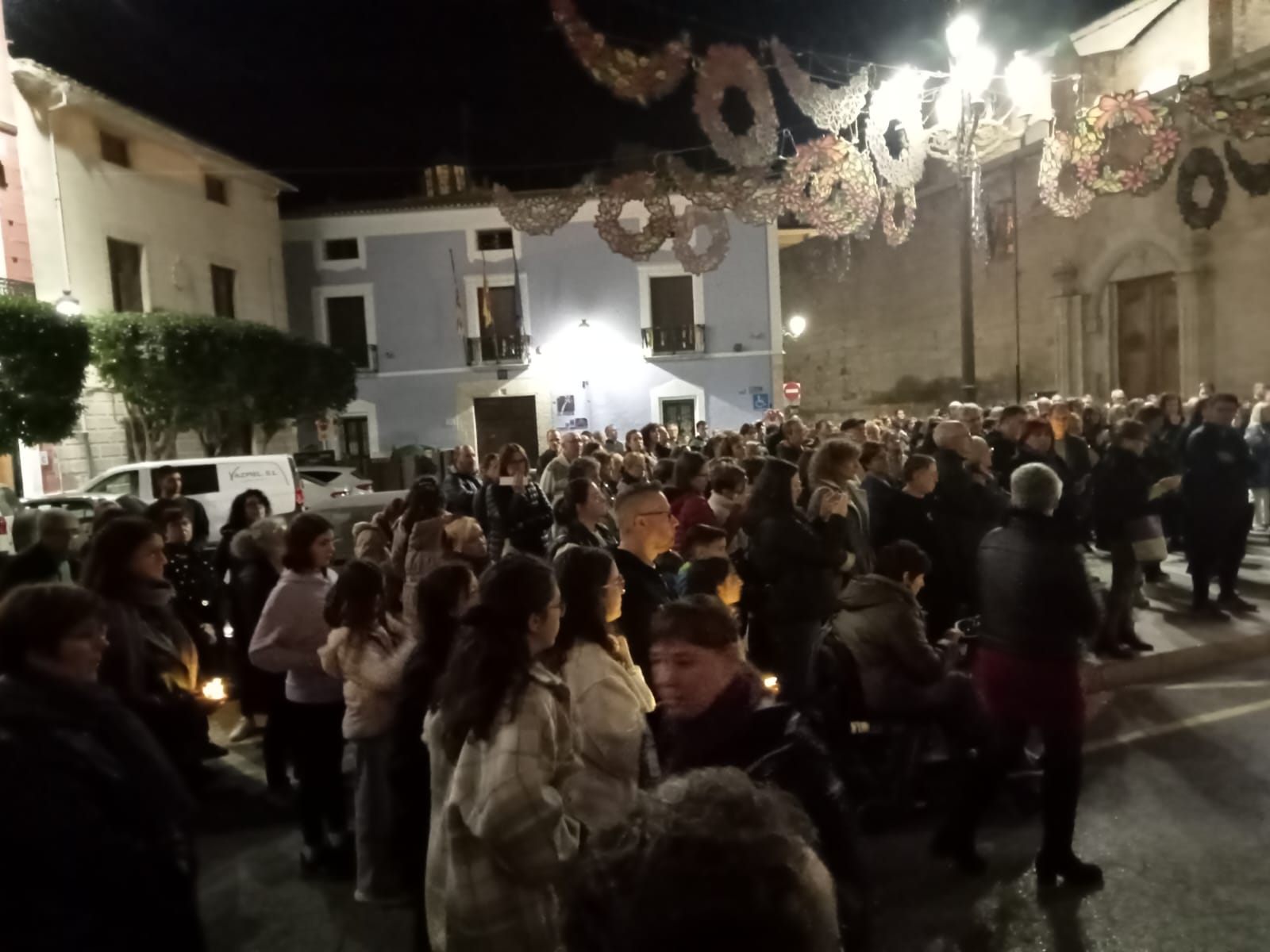 Asistentes al acto en la Plaza de Santiago