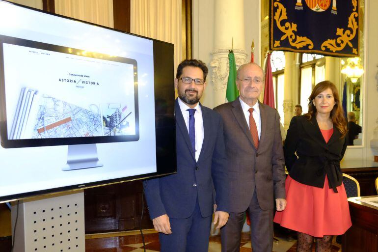 El alcalde, junto al concejal de Urbanismo y la edil del distrito Centro, durante la presentación del concurso