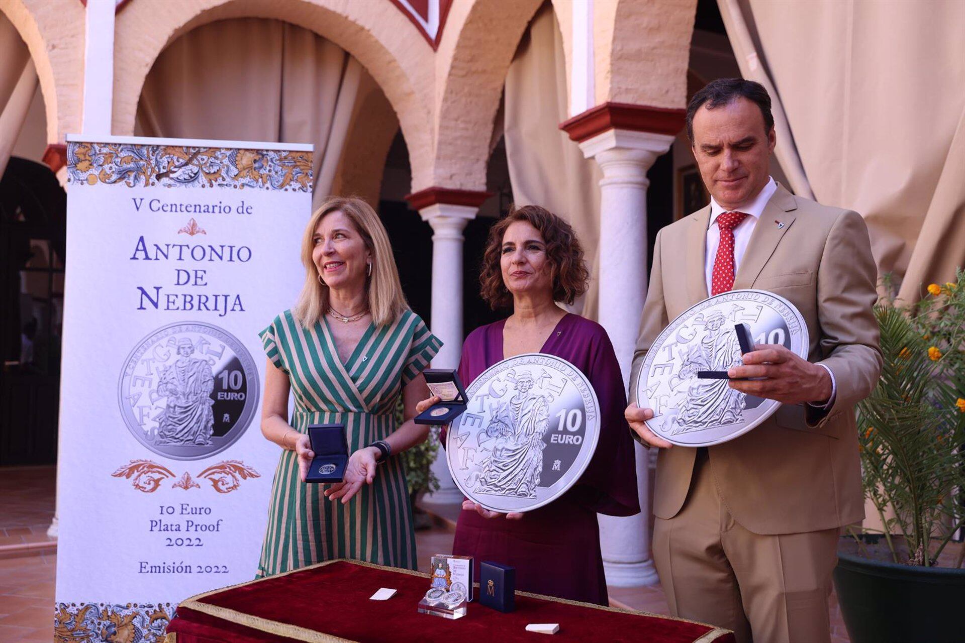 La ministra de Hacienda, María Jesús Montero, ha presentado en Lebrija la moneda que se acuñará con motivo del V Centenario del fallecimiento de Elio Antonio de Nebrija, acompañada del alcalde de la localidad, Pepe Barroso/Joaquín Corchero