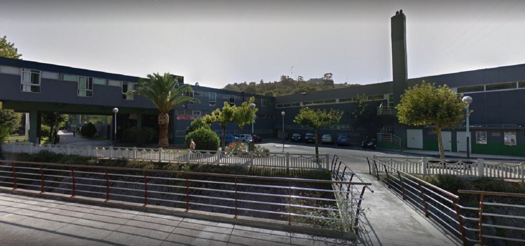 Exterior del polideportivo Gorostiza, donde el detenido pinchó las ruedas de varios vehículos