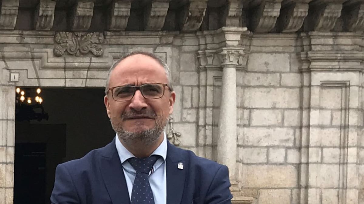 El alcalde muestra en nombre de Ponferrada sus condolencias por la muerte por covid de Eduardo Criado