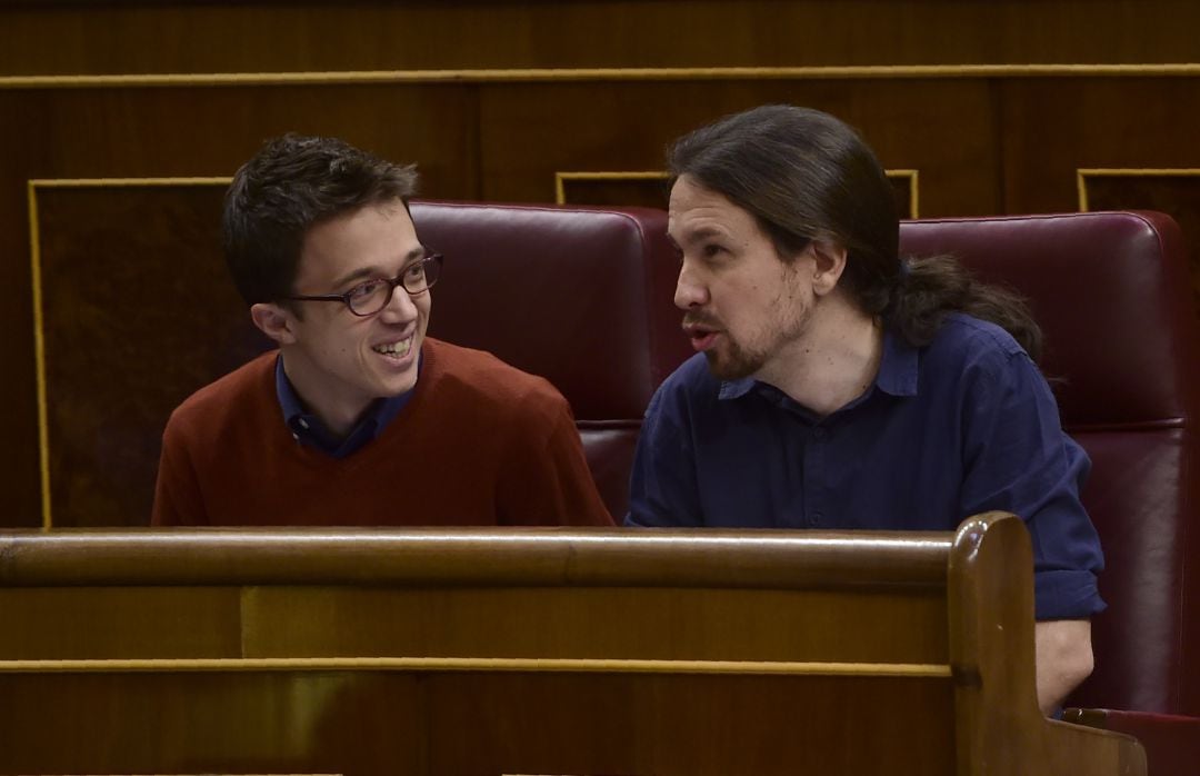 Pablo Iglesias a Íñigo Errejón, en el congreso de los Diputados, en 2016.