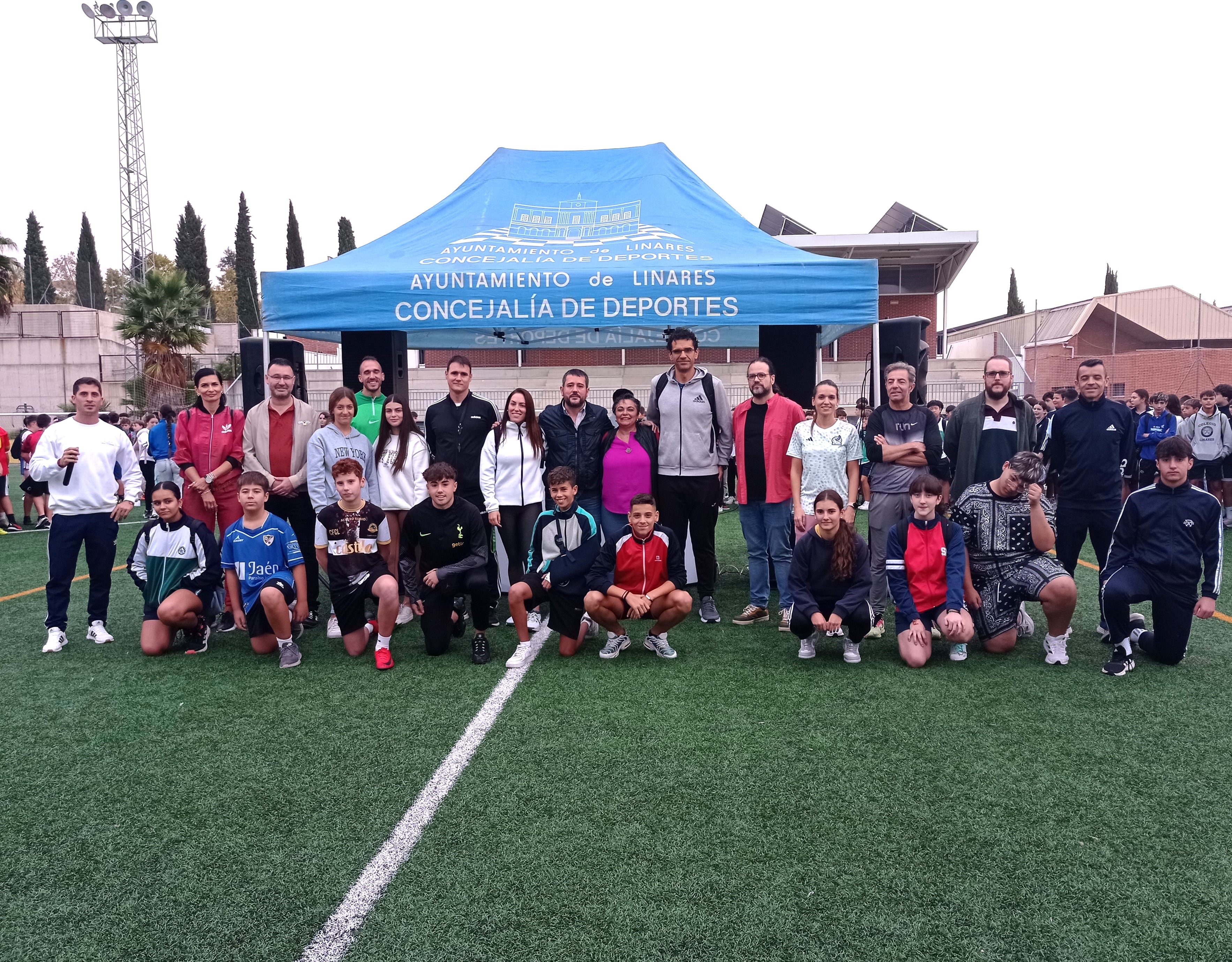 Representación estudiantil y autoridades municipales en la inauguración de las Olimpiadas Escolares.