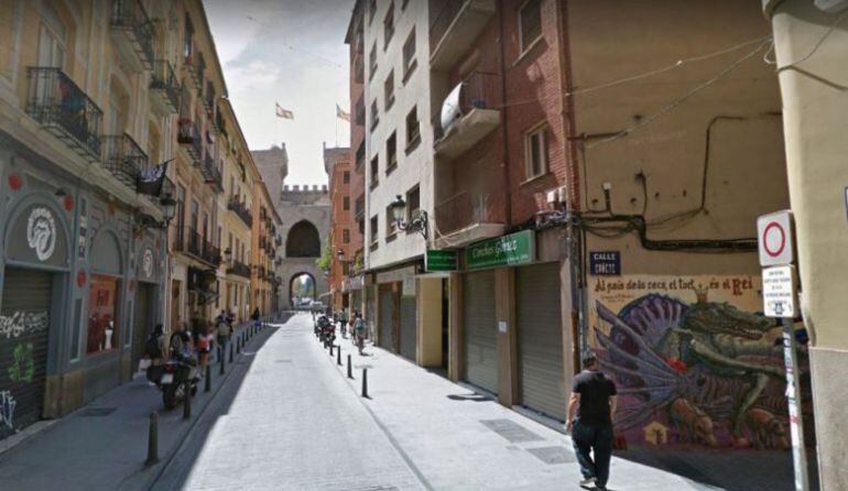 La calle de Quart sin circulación a motor tras la entrada en funcionamiento de la reordenación del tráfico en Ciutat Vella