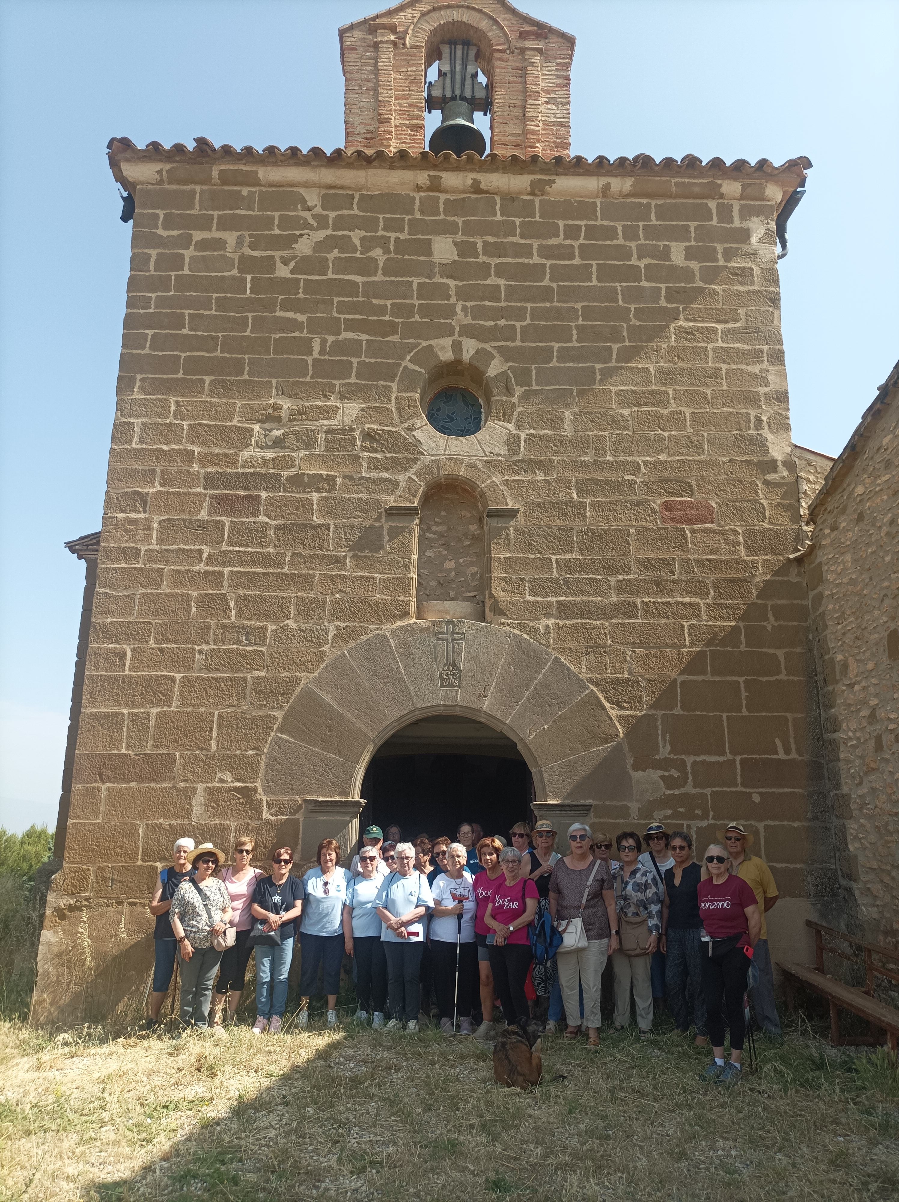 Los asistentes en la ermita de San Román.