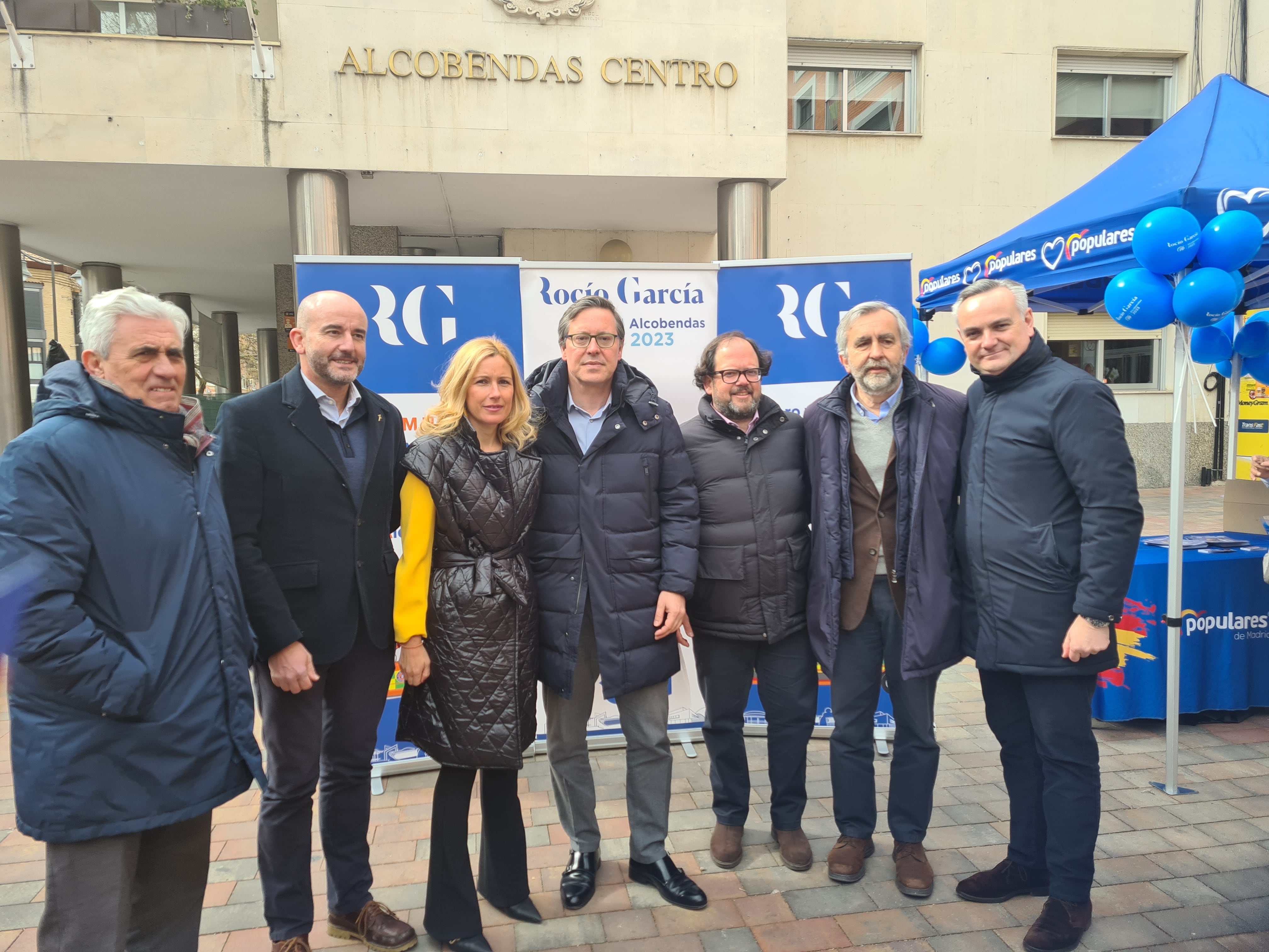 El secretario general del PP en Madrid, Alfonso Serrano, la candidata a la alcaldía de Alcobendas, Rocío García Alcántara y parte de su equipo, en la presentación de su propuesta electoral de un Servicio Municipal de Urgencias y Rescate