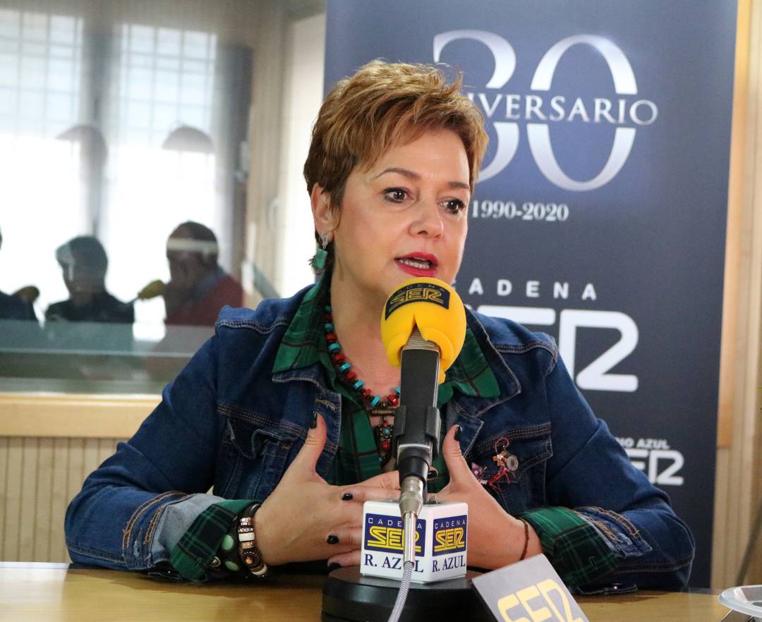 Charo Sevillano durante la entrevista en los estudios de Radio Azul Cadena SER