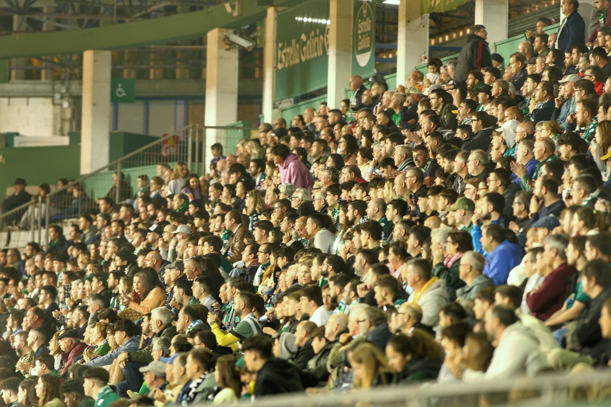 Aficionados en A Malata durante el Racing-Huesca de la pasada temporada (foto: Mero Barral / Cadena SER)