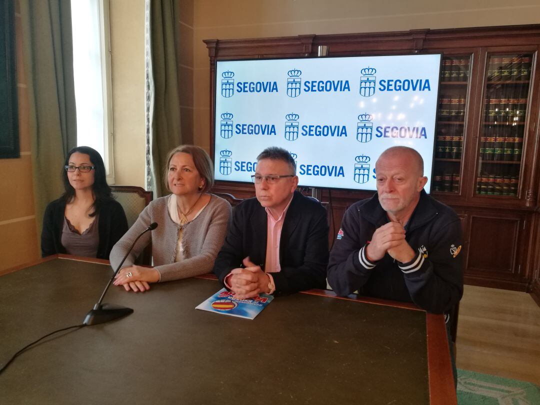 La concejala Marian Rueda (c) junto al presidente de la federación de voleibol de Castilla y León Antonio Sangrador, el seleccionador junior Ricardio Maldonado (i) y la representante del club Segovoley durante la presentación del encuentro deportivo