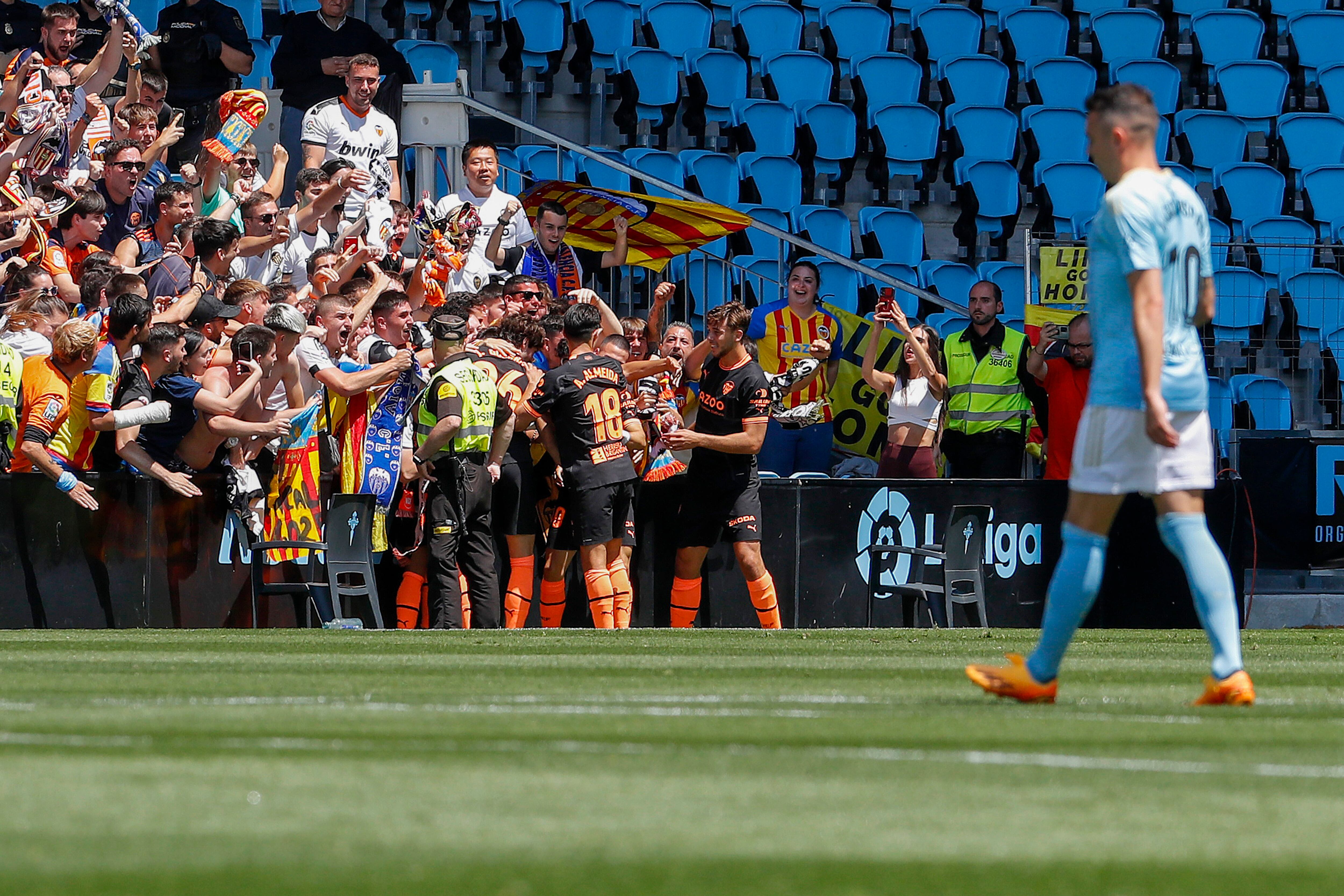 VIGO, 14/05/2023.- Los jugadores del Valencia celebran su primer gol durante el partido de LaLiga Santander Celta-Valencia celebrado en el estadio de Balaídos en Vigo este domingo. EFE / Salvador Sas
