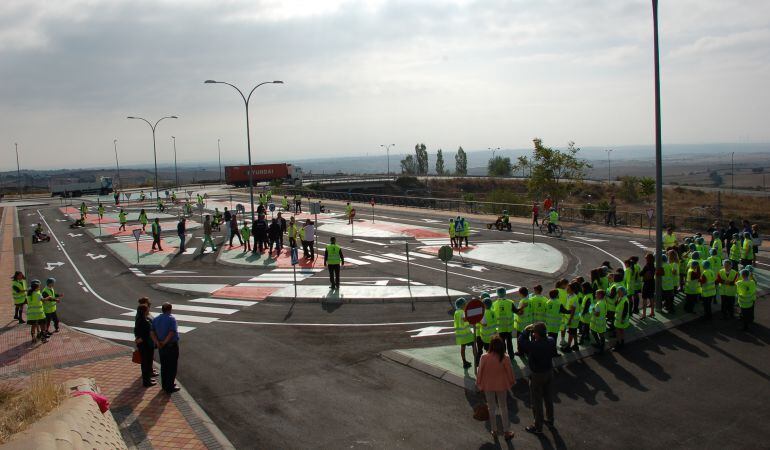 Tras las clases teóricas de los agentes, los alumnos de 5º de Primaria harán sus prácticas en el Circuito de Eduación Vial Municipal