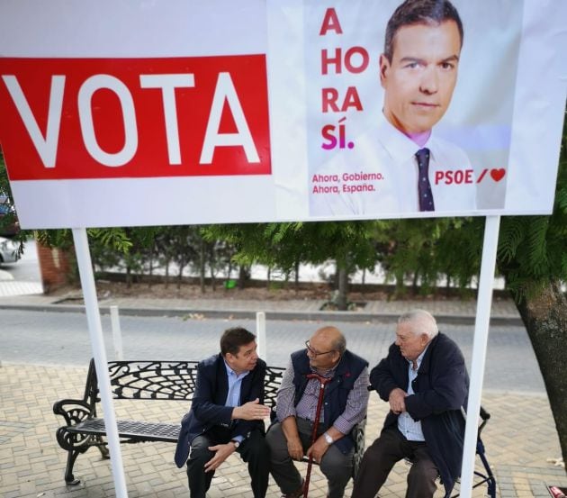 Luis Planas haciendo campaña en Córdoba