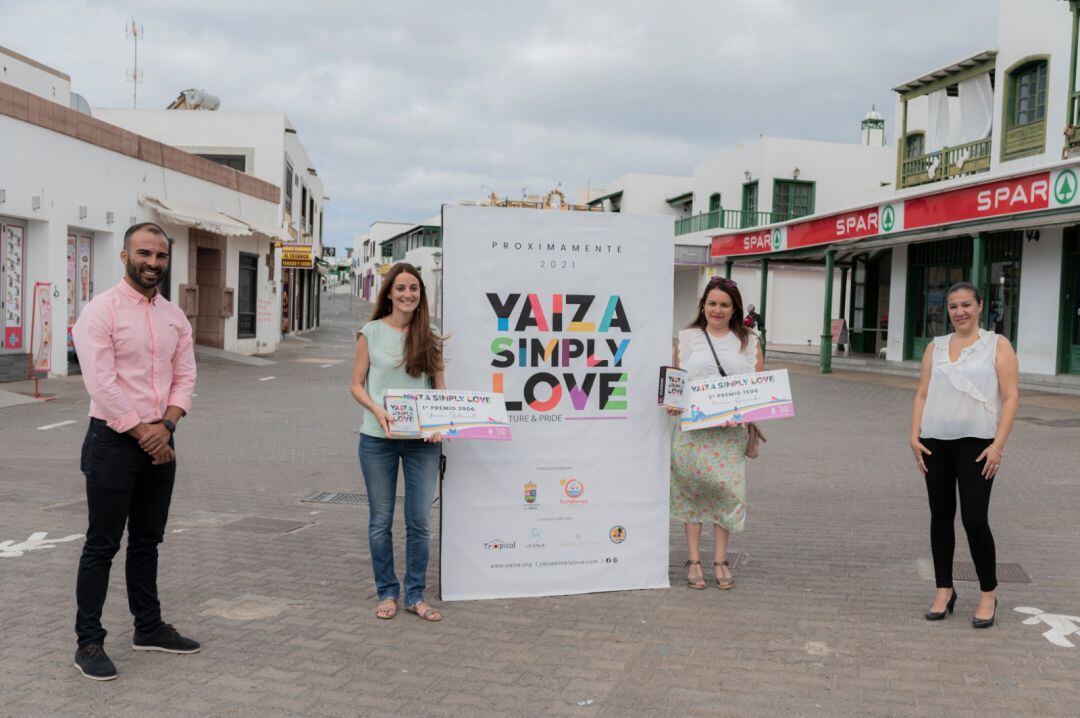 El concejal de Cultura e Igualdad, Daniel Medina, con las dos ganadoras.