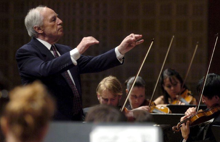 Fotografía de archivo tomada el 14 de septiembre de 2006 que muestra al director de orquesta y compositor galo Pierre Boulez durante un concierto con la Orquesta de la Academia de Lucerna en el Festival de Lucerna (Suiza)