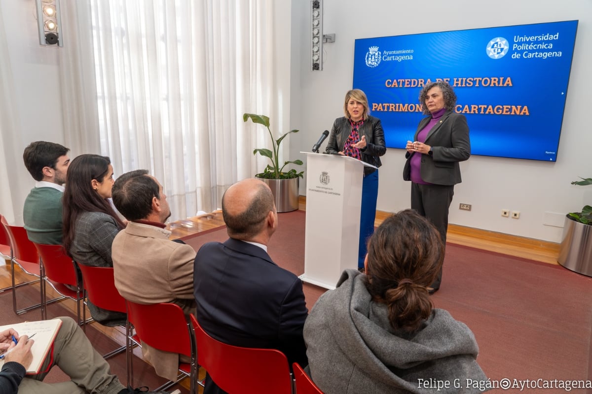 La alcaldesa, Noelia Arroyo, y la rectora de la UPCT, Beatriz Miguel, presentan la cátedra