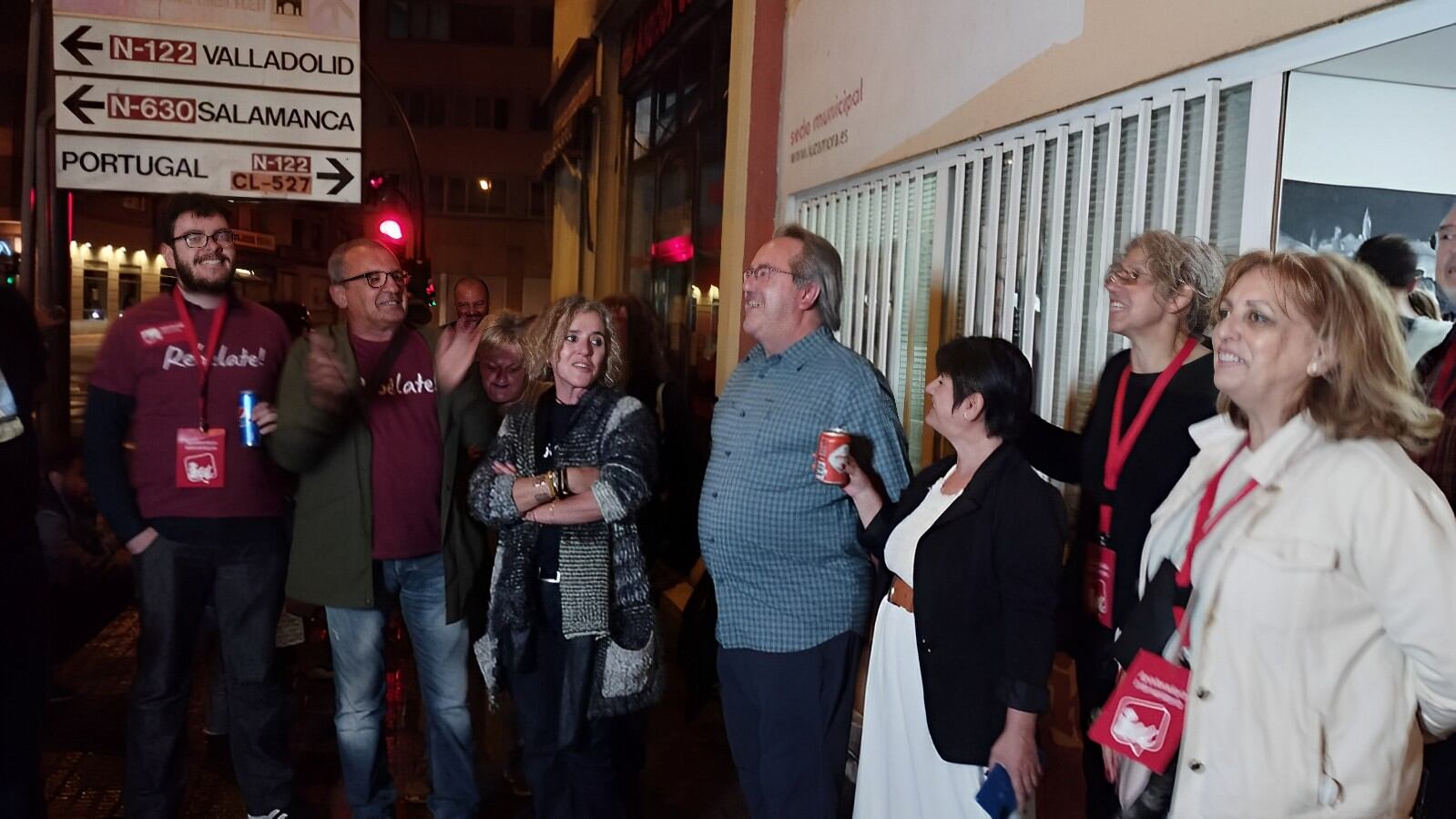 Francisco Guarido junto a los militantes de Izquierda Unida en la sede de la coalición de izquierdas