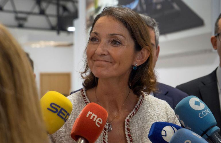 La ministra de Industria, Turismo y Comercio, Reyes Maroto, atiende a los medios durante su visita a la planta de BSH Electrodomésticos en Santander. 