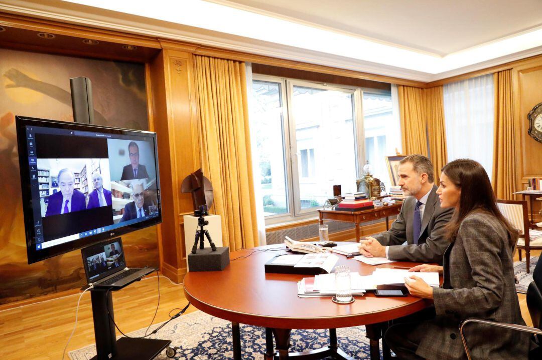 Fotografía facilitada por la Casa Real que muestra al rey Felipe VI (2-d) y a la reina Letizia (d) durante una videoconferencia con los responsables del Teatro Real y del Liceo de Barcelona, este miércoles, en el Palacio de la Zarzuela