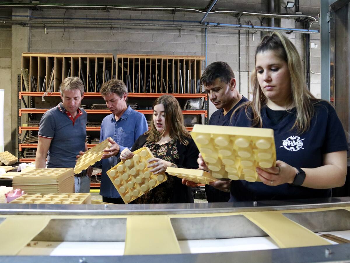 Acudam i 13 empreses més creen safates biodegradables per a planter fetes amb plomes de pollastre