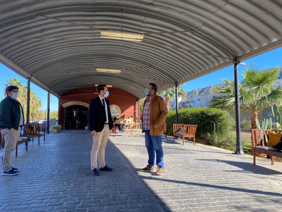 El director general de Vivienda, José Francisco Lajara, y el coordinador autonómico de la Fundación Cepaim, Pedro López, durante la visita a las instalaciones de esta organización