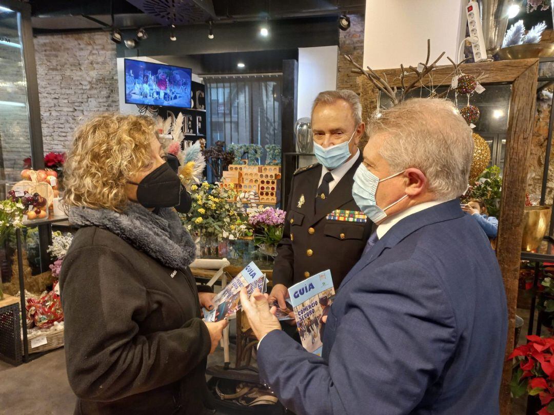 El delegado del Gobierno, José Vélez, y el jefe Superior de la Policía Nacional, Alfonso Navarro, informan sobre el Plan de Comercio Seguro a la propietaria de una floristería del centro de Murcia