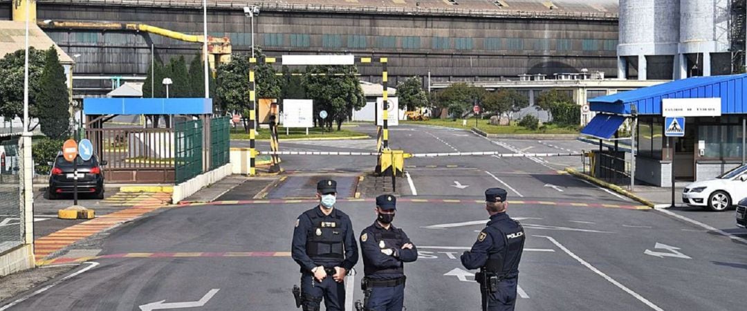 Policías frente a la planta de Alu Ibérica en A Coruña