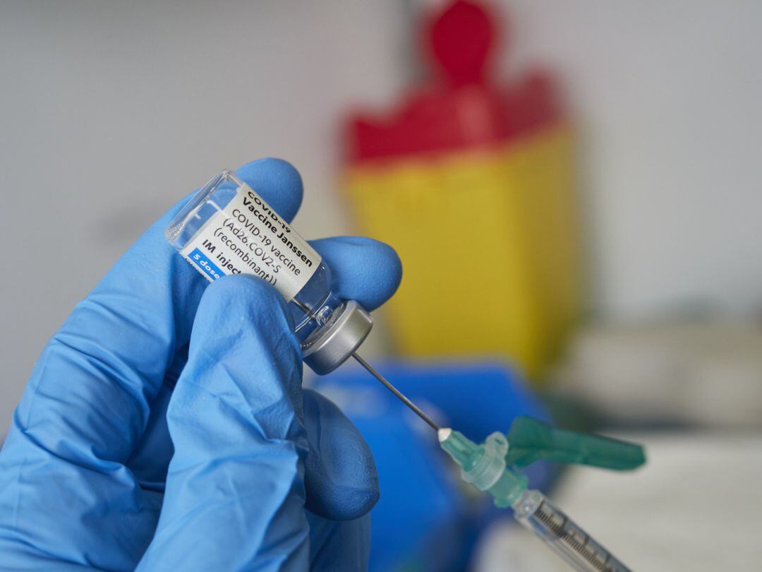 Una profesional sanitaria sostiene un vial con la vacuna de Janssen contra el Covid-19