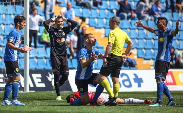 Samuel le pide explicaciones al arbitro tras pitar penalti
