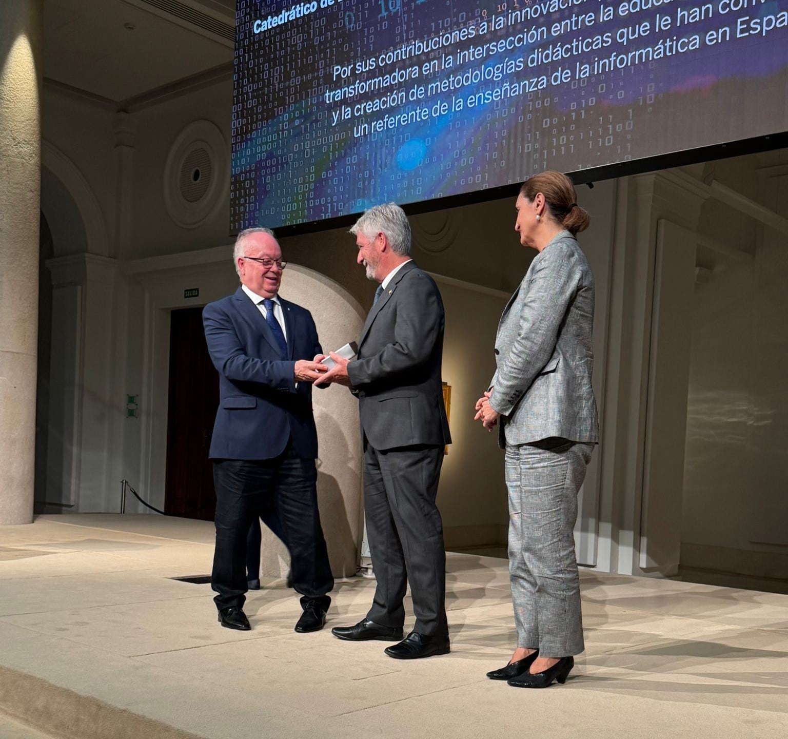 El alcoyano Faraón Llorens recibiendo el Premio Nacional de Informática Ramón Llull en el acto celebrado en Madrid.